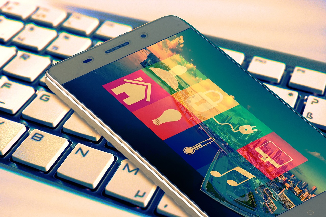 Budoucnost chytré domácnosti: Je lepší Apple Home, Google Home, nebo univerzální řešení